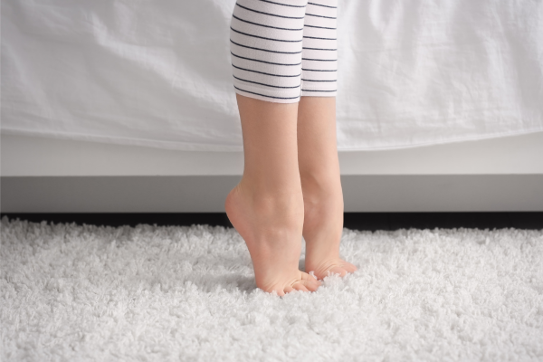 👣 Når et barn går på tæerne eller hopper afsted – hvad handler det om?