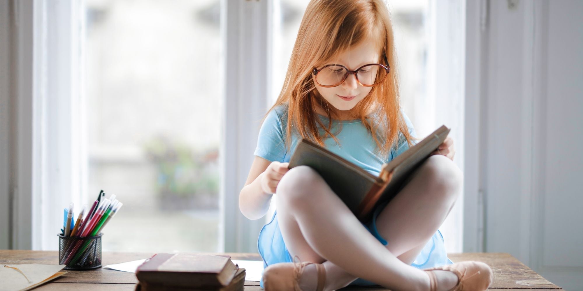 Pige der læser med læseplader