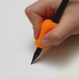 En orange blyantholder bruges til at tegne med.