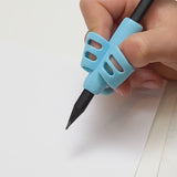 En blå blyantholder bruges som hjælpemiddel til at skrive med.