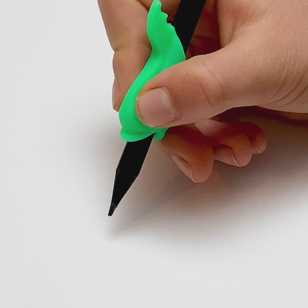 En grøn blyantholder bruges som hjælpemiddel til at skrive med.